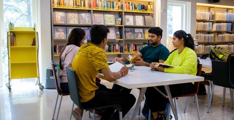 Students of Goethe Institut Mumbai discussing