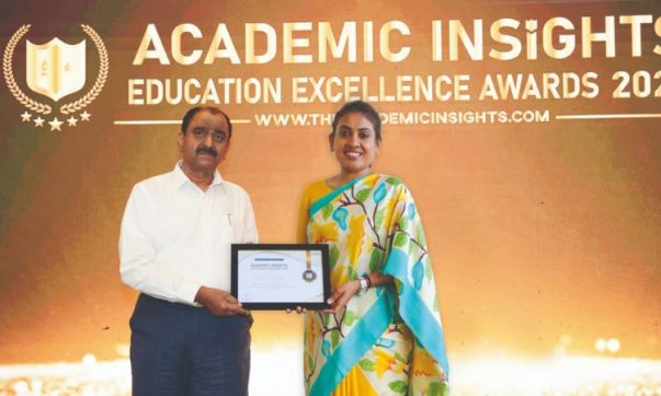 Dr. Nalini Prabhu Shanker is receiving award image