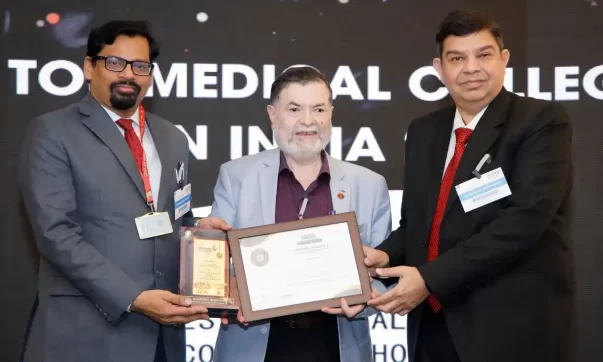 image of Dr. Anil Kumar Pandey, the Dean and Dr. Sandeep Kumar, the Medical Superintendent of ESIC Medical College & Hospital, Faridabad receiving the award