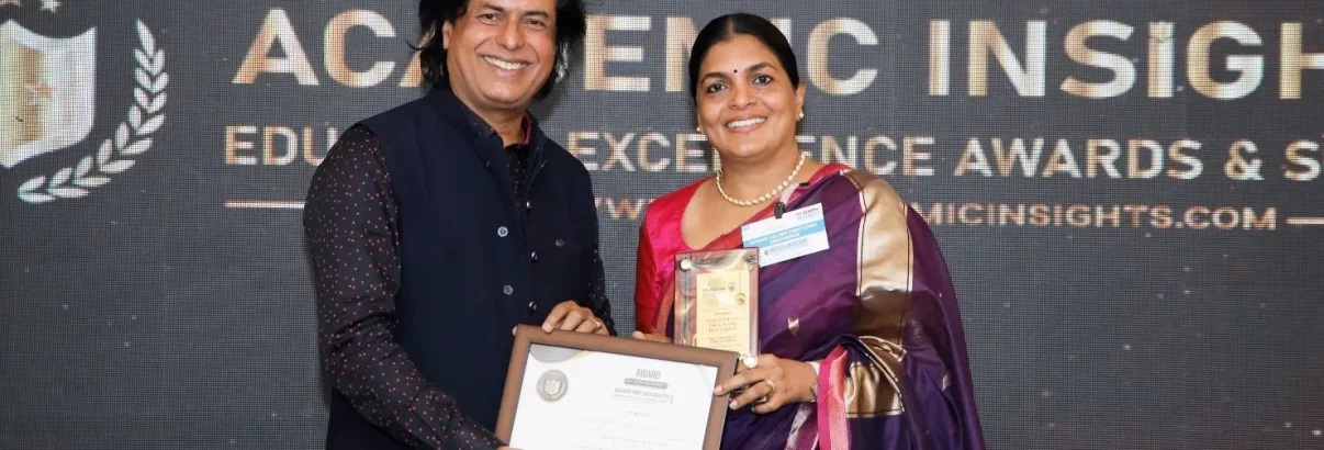 Ms. Liju P. Alex, Principal of National Hill View Public School, Banashankari receiving the award at the Academic Insights Education Excellence Awards and Summit 2024