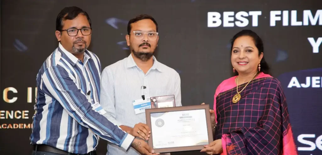 image of Sunil Kumar K, the Senior Faculty of Journalism and Rahul Singh, the Senior Faculty of VFX & Animation at Seamedu receiving award