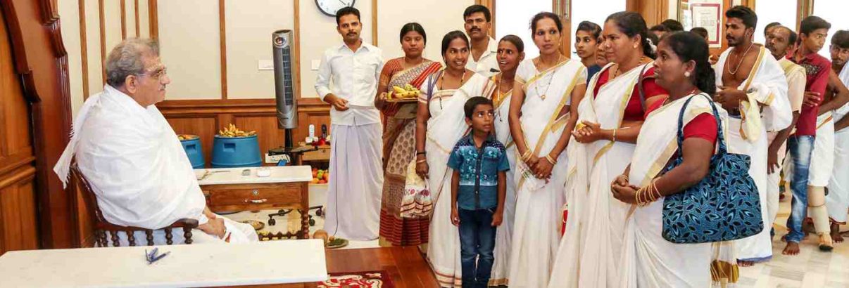 Heggadeji in front of Nelyadi Beedu - Mahanadavali - 2005